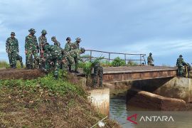 TNI AD bangun jembatan darurat di lokasi bencana banjir Sumbar