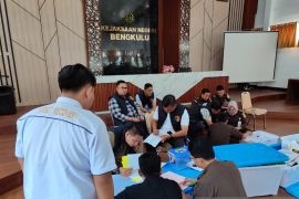 Kejati Bengkulu terima pelimpahan tiga tersangka korupsi PHL PDAM Tirta Hidayah dengan gratifikasi Rp9,5 miliar