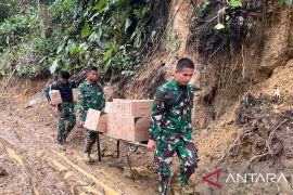 Prajurit jalan kaki 15 kilometer bawa logistik demi korban bencana
