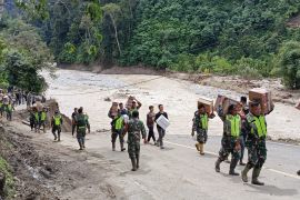 Prajurit Kodam Iskandar Muda jalan kaki dua jam salurkan bantuan di Aceh Tenggara