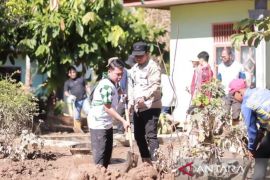 Wali Kota dan Wakil Wali Kota Solok Tinjau dan Bantu Bersihkan Lokasi Terdampak Banjir: Bergerak Bersama Pulihkan Kota