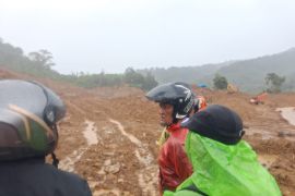 Pemkab Pasaman Barat terus maksimalkan cari korban tertimbun longsor