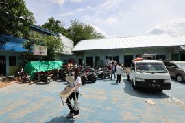 Blue Generation--Happy Hearts beri perangkat belajar plastik daur ulang