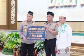 Polda Kalsel salurkan Rp1 miliar bantu korban bencana Sumatera