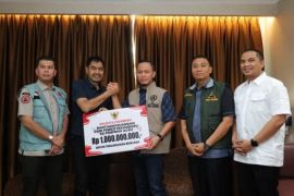 Diterima Mualem, Pemkot Pekanbaru serahkan bantuan Rp1,5 miliar untuk korban bencana Aceh