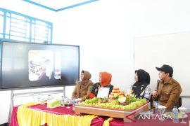 Wali Kota pastikan pendistribusian TV pintar di Bengkulu lancar