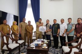 Diundang ke Rumah Dinas Bobby Nasution, Agung Nugroho serahkan bantuan Rp1,5 miliar