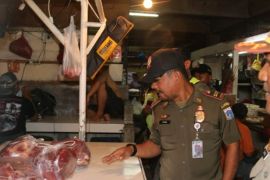 Satpol PP Jakbar awasi penjualan hewan penular rabies di Cengkareng
