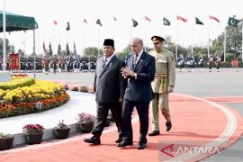 Presiden Prabowo disambut upacara militer saat sambangi PM House di Islamabad,