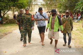 Kodim 1702/Jayawijaya bantu korban banjir di Pobiatma Asotipo