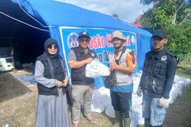 UNP hadir di Tanjung Raya, Agam bantu korban bencana alam