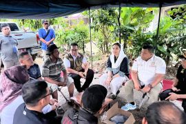 Bupati Annisa tinjau posrelawan Dharmasraya di Perumnas Taruko