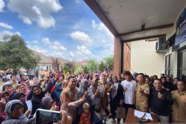 Pemkab Bangka Selatan serahkan bantuan modal usaha kepada 430 pelaku UMKM