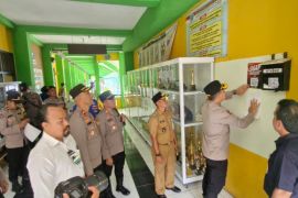 Polisi kenalkan kode batang anti "bullying"  di Pulau Seribu