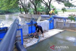 Siaga banjir pemukiman dekat kali, Pemkot Tangerang siapkan alat berat