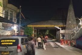 Dekorasi pohon Natal milik warga RW 12 Kelapa Gading terbakar