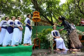 Prosesi ritual Siraman Waranggono di Tuban