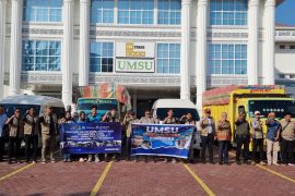 UMSU menyerahkan bantuan untuk korban banjir di Aceh Tamiang