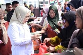 Gubernur dan Wagub Gorontalo layani masyarakat belanja di pasar murah
