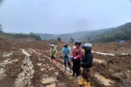 Pemkab Pasaman Barat maksimalkan upaya buka jalan tertimbun longsor