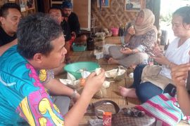 Kawasan adat Suku Badui dipadati pengunjung untuk berburu buah durian