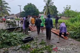 Polres Bangka Barat bersama warga bangun jembatan darurat di Cupat