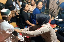 Kapolres OKU Timur beri bantuan korban banjir di Desa Burnai Mulya