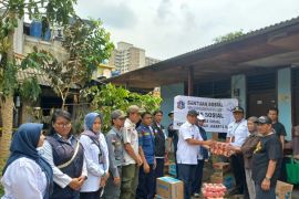 Pemkot Jakbar salurkan bantuan bagi korban kebakaran di Kembangan