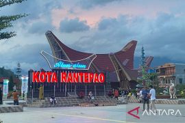 Pemkab Toraja Utara siapkan 30 pohon Natal di alun-alun Rantepao