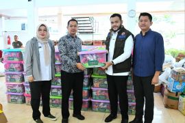 Pemko Padang Terima 300 Paket Sembako dari Tanoto Foundation untuk Korban Bencana