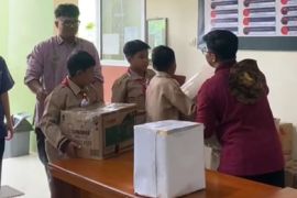 Keluarga besar SDIT Alam Talago salurkan bantuan untuk korban bencana di Jorong Labuah, Maninjau