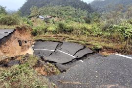 Empat jorong di Palupuh Agam terisolir usai badan jalan provinsi tertimbun longsor (Video)