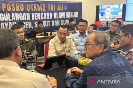 Mensesneg cek posko bantuan Sumatera di Halim sebelum terbang ke Sumut