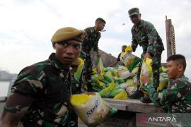Indonesia sends more disaster aid to Sumatra by warships