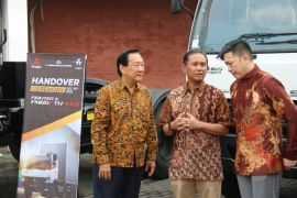 Mitsubishi Fuso serahkan 10 unit tahap pertama ke konsumen di Surabaya