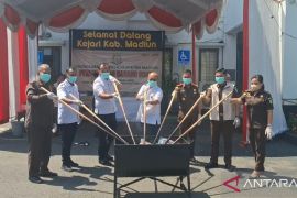 Kejari Madiun musnahkan barang bukti 17 perkara hukum