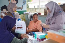 Ratusan warga Bukit Layang berobat gratis di Mobil Sehat Timah