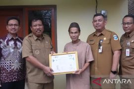 Wali Kota Pangkalpinang serahkan lima rumah layak huni