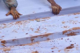 Pemakaman massal korban banjir bandang Sumatera Barat Page 2 Small