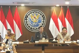 AHY: Pemerintah mengutamakan pemulihan akses jalan dan jembatan di Sumatera