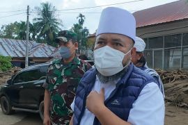 Gubernur Helmi Hasan serahkan bantuan Rp1 miliar bagi korban bencana Aceh