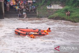 Banjir bima putuskan akses dan tewaskan anak
