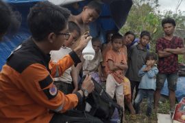 Dompet Dhuafa distribusi lampu solar panel di titik pengungsian Sumatera Utara