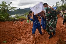 Pemakaman massal korban banjir bandang Sumatera Barat Page 6 Small