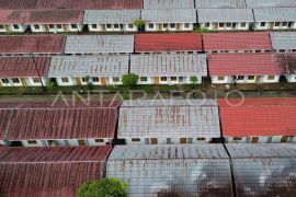Korban banjir bandang mulai tempati rusus di Padang Page 3 Small