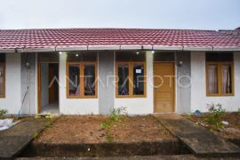 Korban banjir bandang mulai tempati rusus di Padang Page 2 Small