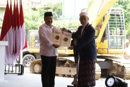 Kemen ATR/BPN serahkan dua sertifikat tanah Ponpes Al Khoziny