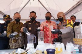 Rokok ilegal rugikan negara miliaran rupiah dimusnahkan