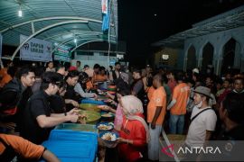 Tak Mau Seremonial Donasi, Keluarga Besar J99 Corp. Sambangi Pengungsi Banjir Aceh Tamiang