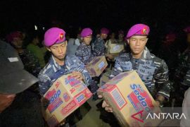 Prajurit Marinir antar logistik untuk korban bencana di Aceh Tamiang